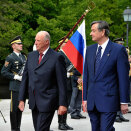 King Harald and President Türk inspect the Slovenian Honour Guard. (Photo: Srdjan Zivulovic, Reuters / Scanpix)